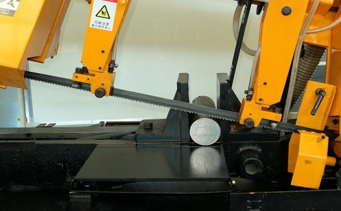 喜德数控带锯床自动送料精度会出现偏差吗？